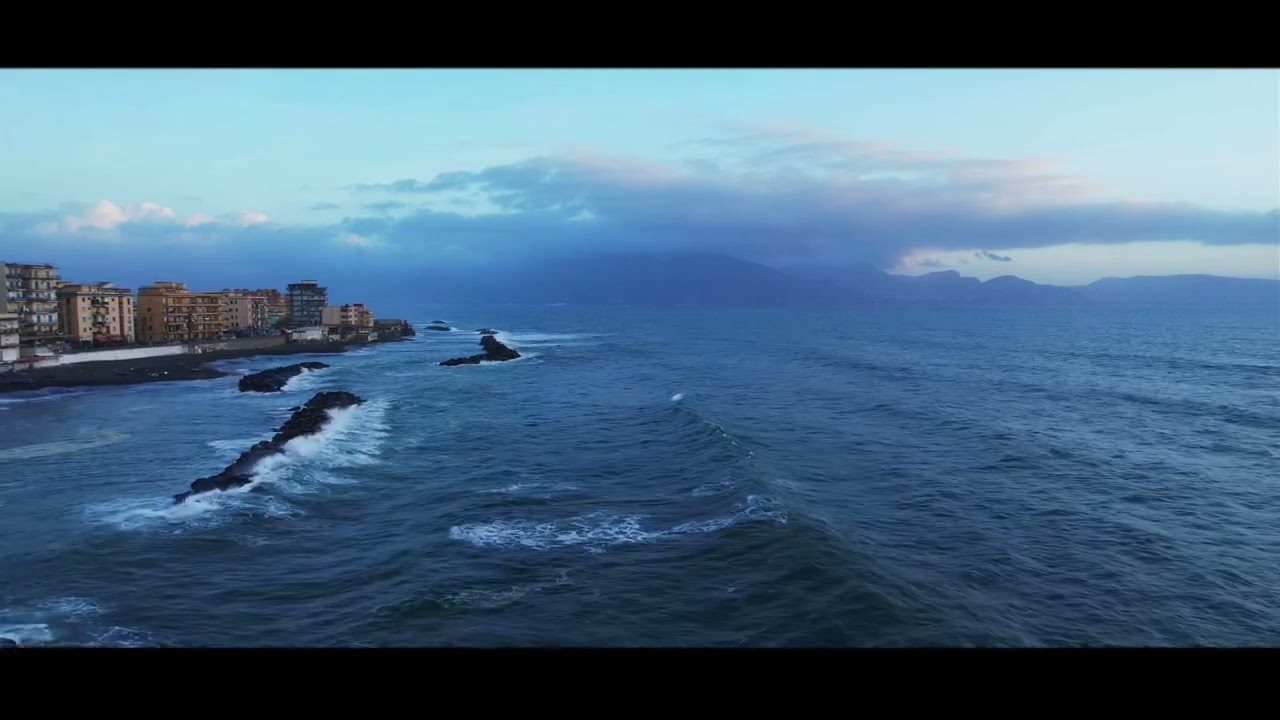 In volo con il drone sul mare