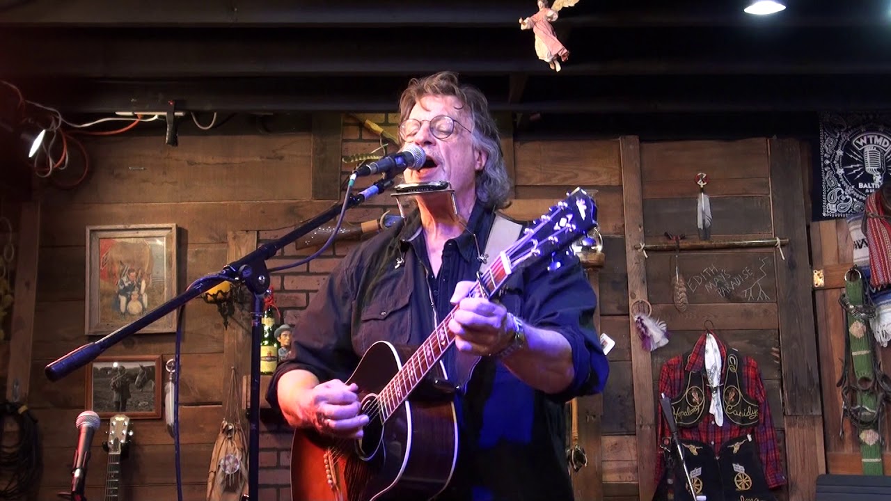 Dirk Hamilton sings 