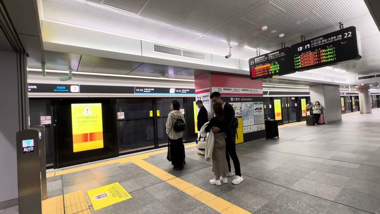 JR West 289 series arriving at Osaka station (Umekita Platforms).