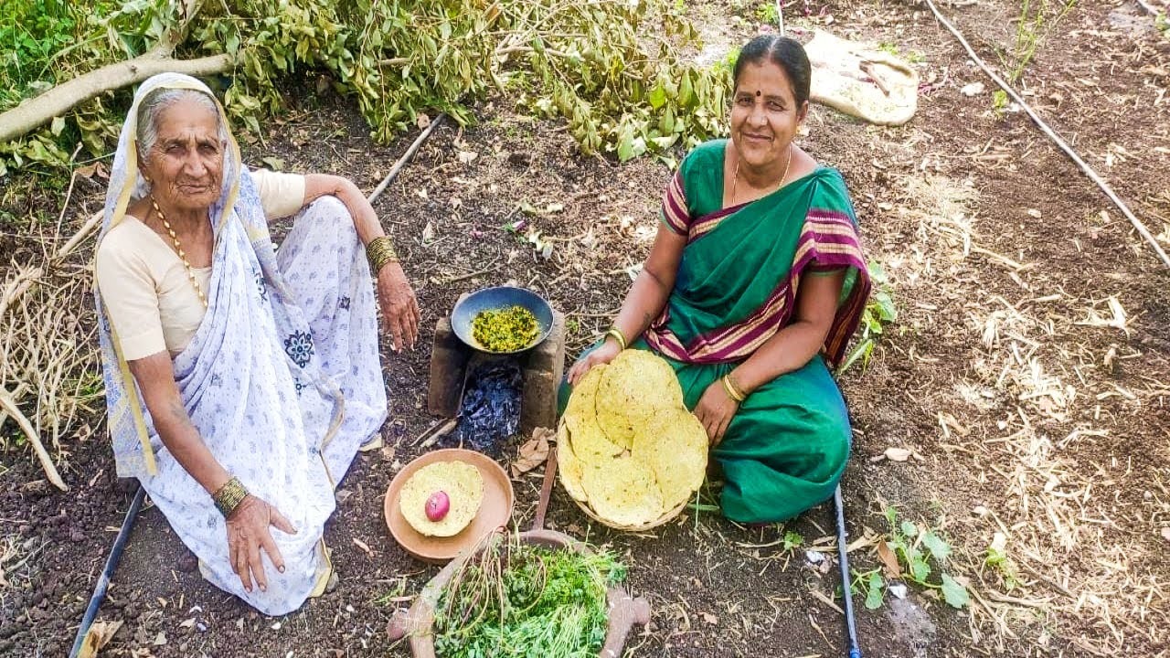 सारखी सारखी खावीशी वाटणारी मिक्स भाज्यांची भाकरी आणि झणझणीत मेथीचा गावरान झुणका gavran  khari chav
