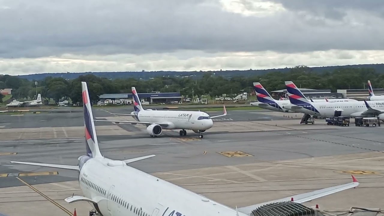 Chegada do Airbus da LATAM no pátio do Aeroporto Internacional de Brasília-DF.