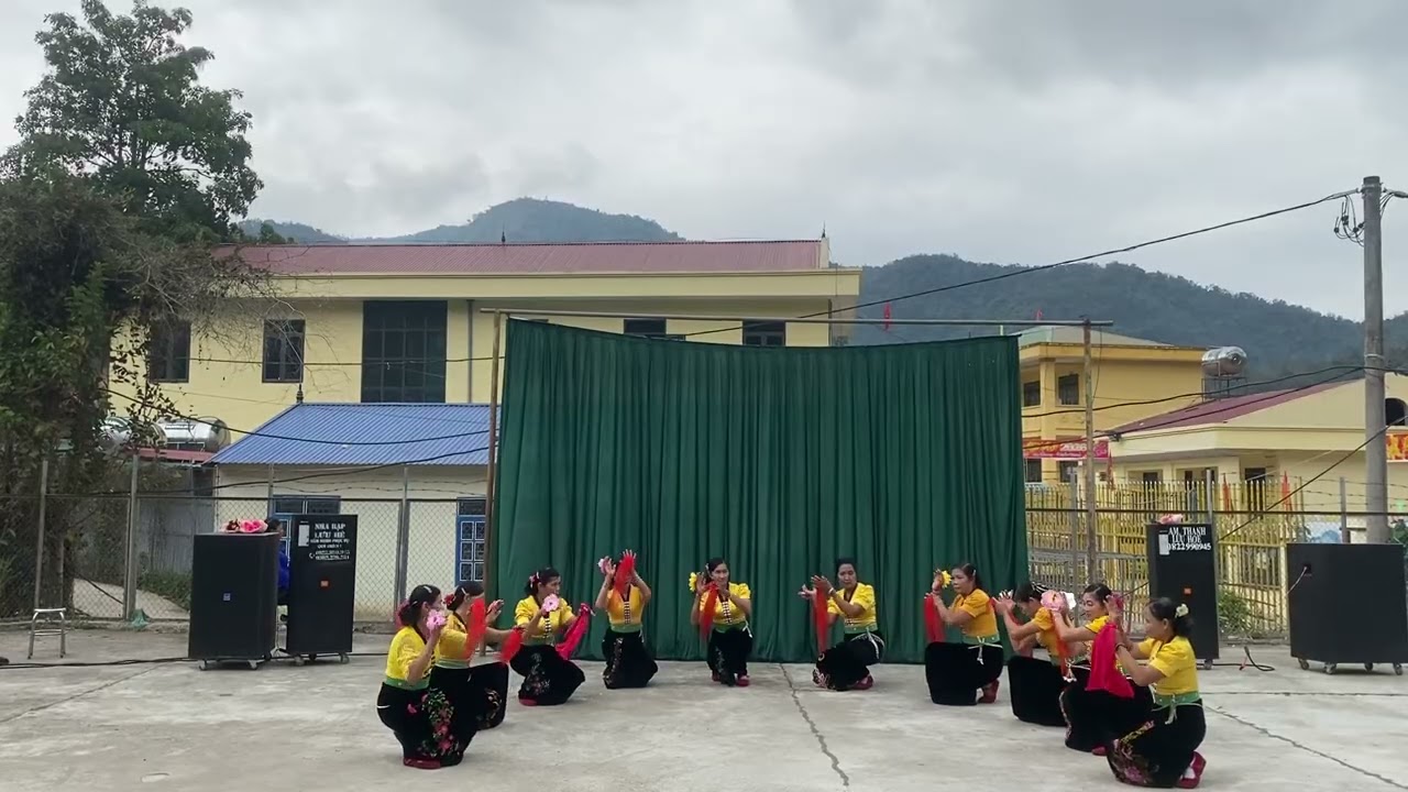 Múa hội người cao tuổi Bản Nậm He