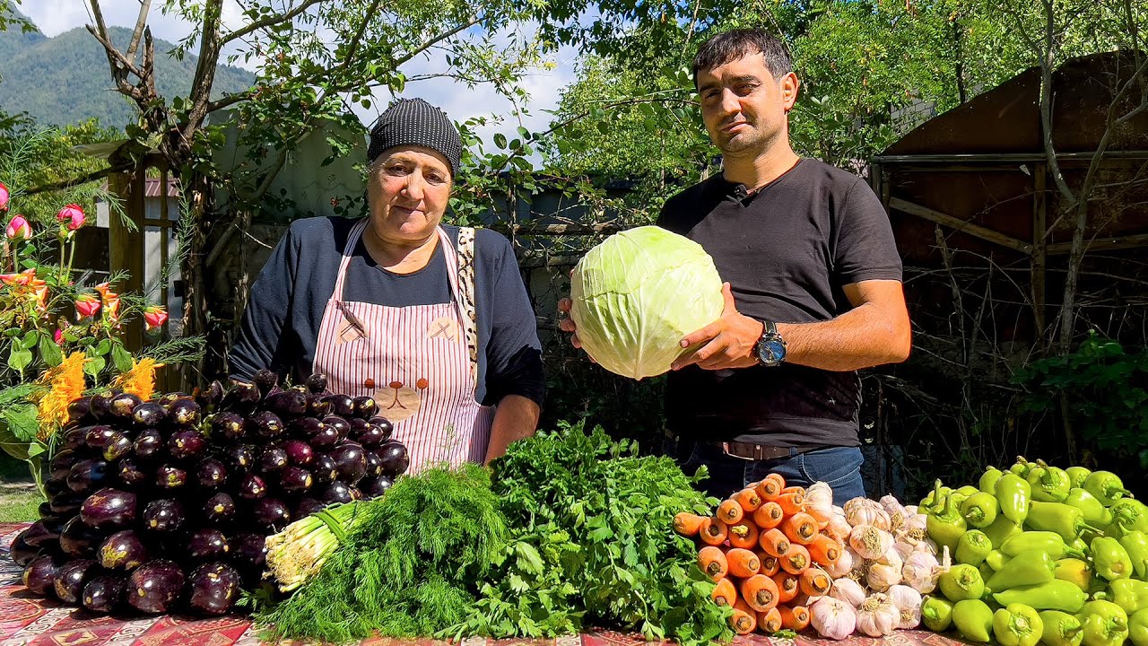 Бабушка варит в деревне варенье из баклажанов и винограда!