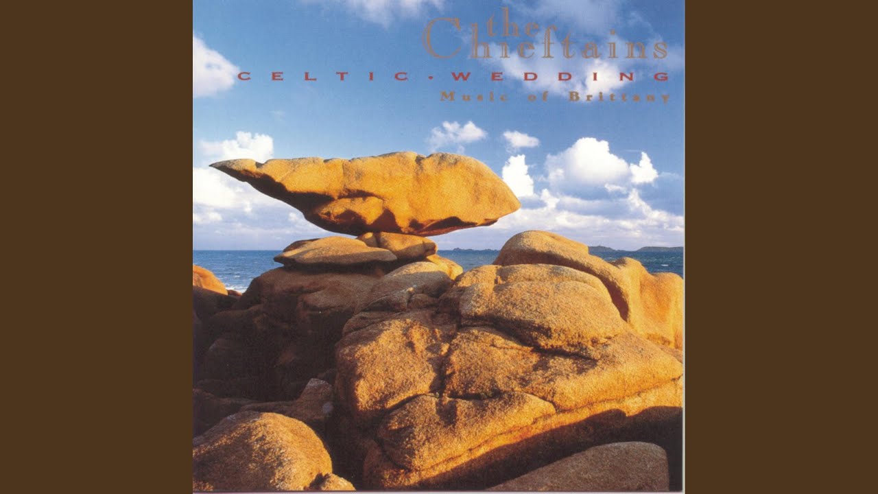 Heuliadenn Tonioù Breizh-Izel (A medley in which each member of the band plays a tune of his...
