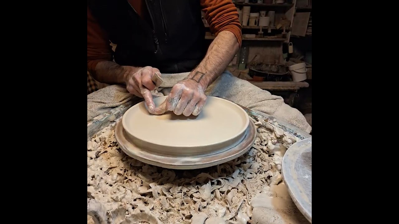 Tournage grande assiette plate en porcelaine 1/2