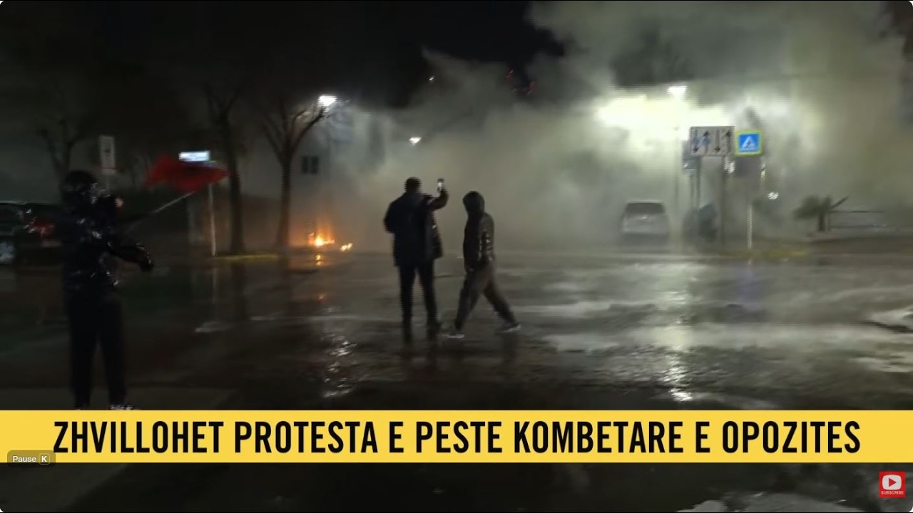 TENCION NE PROTESTE! Ujë me presion dhe gaz lotsjellës, perplasje mes policise e protestuesve