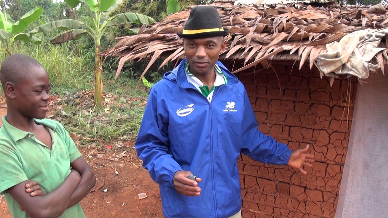 ENFANT 13 ANS, PYGMEE, CONSTRUIT SA PROPRE MAISON, EST-CAMEROUN