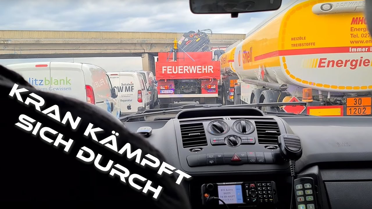 Feuerwehr Kran kämpft sich durch die Rettungsgasse - Schwerer LKW Unfall auf der A2 Höhe Baden