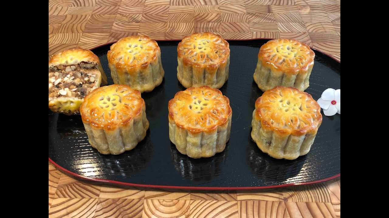 [傳統咸肉/伍仁月餅🥮]皮光澤油潤，香甜軟而可口，糖香味濃郁，冰肉甜爽脆口，淡淡酒香。各種果仁甘香可口。中秋佳節理想選擇之一 #Mooncakes