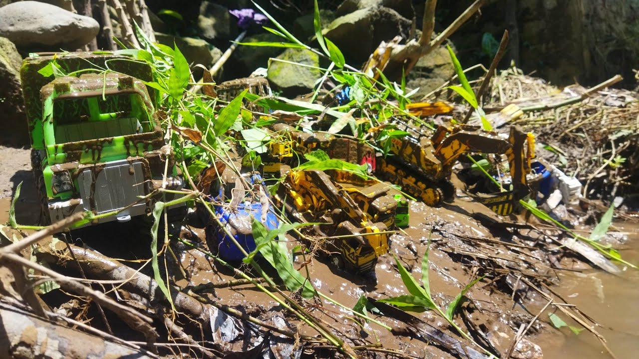 Menemukan mobil mobilan berlumpur di pinggir irigasi sungai,mobil kontruksi,mobil mixer dan yg lain