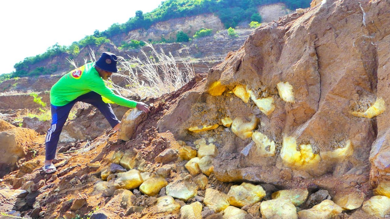 Here's Practical Gold Mining / Tons of Gold Are Extracted from Mountain, Mining Exciting.