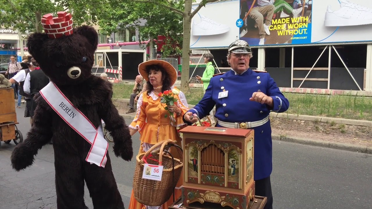 Der „Berliner Bär“ beim Drehorgelfest 2019 in Berlin auf dem Kurfürstendamm