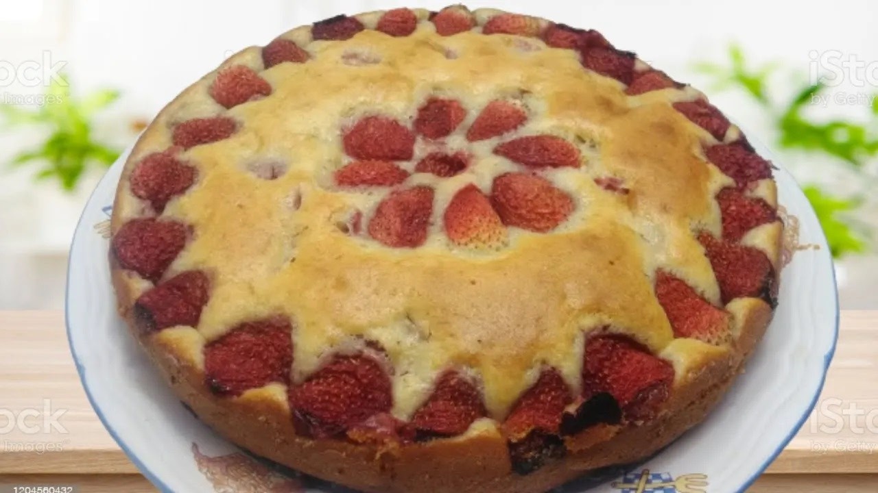 BOLO DE MORANGO MAIS FÁCIL DO MUNDO ! MASSA LEVE, FOFINHA E DELICIOSA