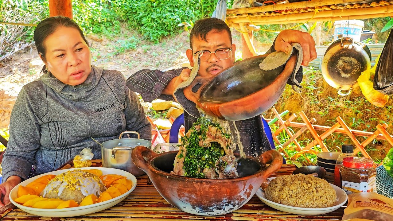 3 món Thái của gia đình Việt chuẩn bị sẵn, để đãi chị sui và con dâu Thái Lan | Uthuyvlogs.