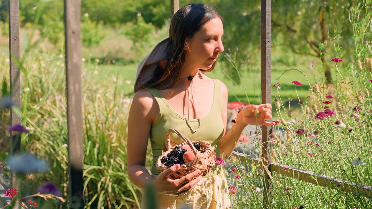 Cosechando y conservando la abundancia de la primavera | duraznos, zarzamoras y tarta de frutillas