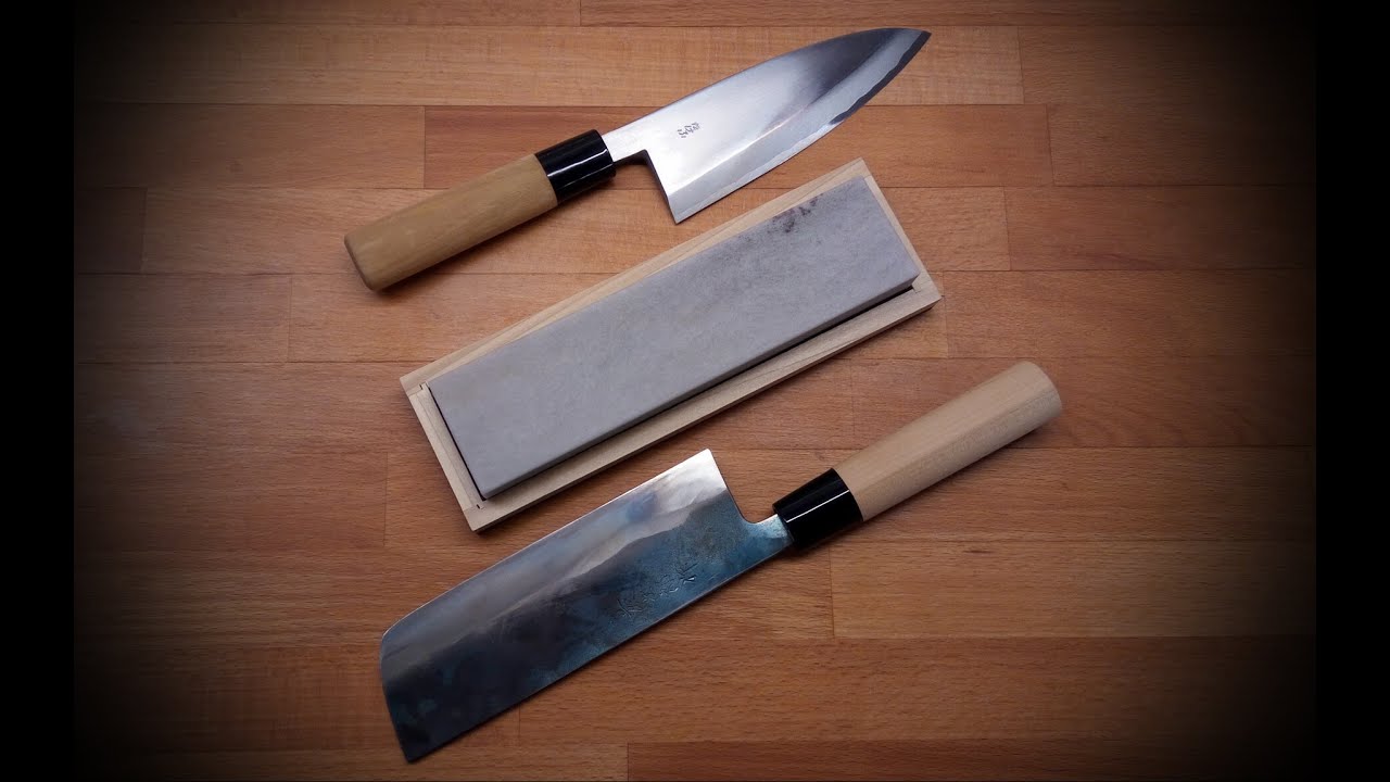 Maintaining the sharpness of Japanese kitchen knives with Translucent Arkansas stone