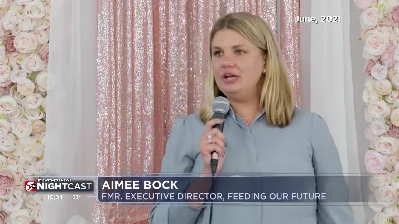 В видеоролике организации Feeding Our Future показано, как Эйми Бок награждают за ее «лидерство».