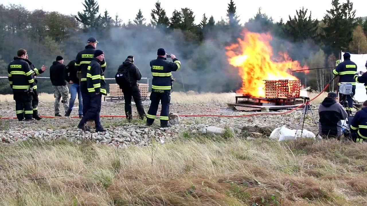 Výzkumní pracovníci z NTC se zúčastnili experimentu řízeného odstřelování tlakových lahví
