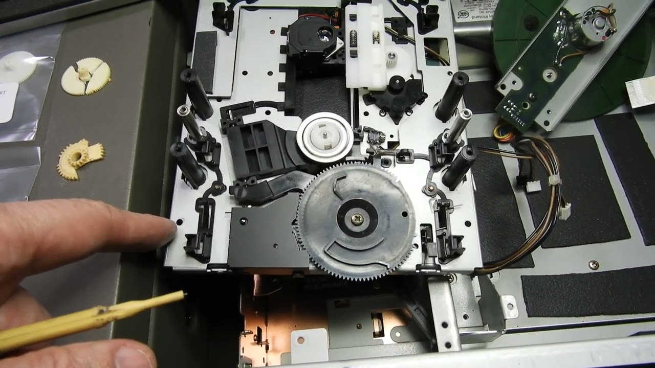TEAC VRDS T1 Transport based on Sony KSS-240 laser mech - with typical crumbled gear problem...
