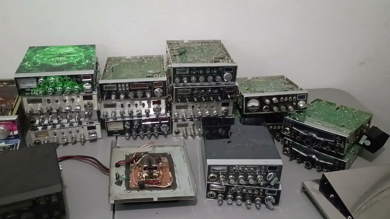 У меня также появилась небольшая куча запчастей — радиоприёмники из этой партии, купленные на eBa...