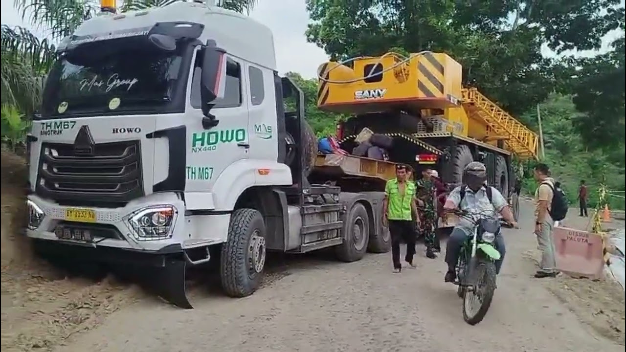 Detik detik bupati Padang Lawas melintas terhalang Truck Doly bawa crane Raugther Sany cap 55 ton