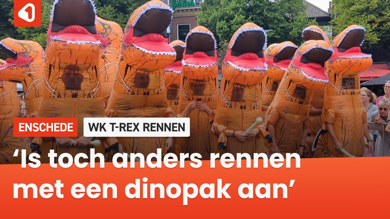 Oeroude race in centrum Enschede: veertig mensen in dinopak over Oude Markt