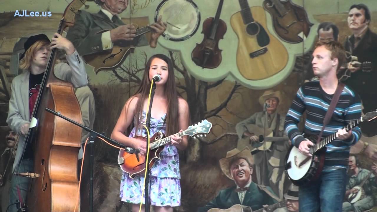 AJ Lee at Wind Gap - I'm Walking The Dog