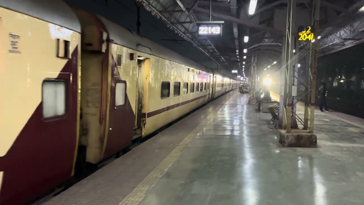 22143 Bidar SF Express arriving at thane Csmt to Bidar #indianrailways 