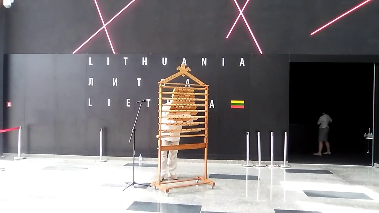 У входа в павильон Литвы Экспо