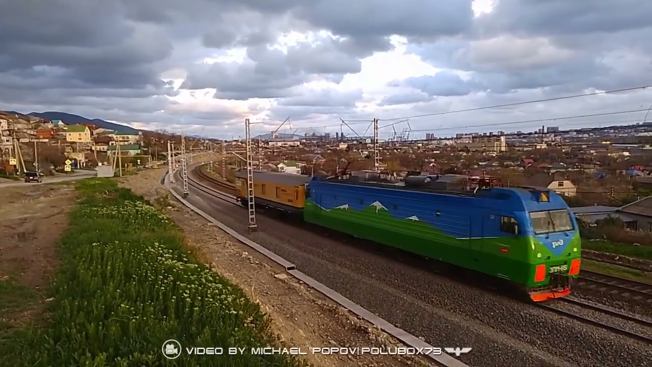 Электровоз ЭП1М-651 с вагоном-модулем сопровождения и технического обслуживания