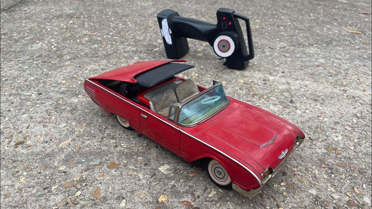 Игрушечный кабриолет Ford Thunderbird 1960-х годов, переделанный под радиоуправление.