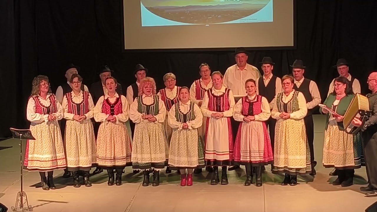 Népdalkaláka Ditróban. A nagysármási Sárma népdal kórus előadása.
