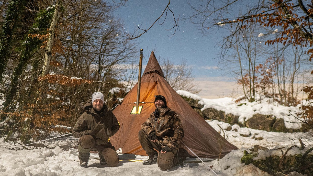 INOUBLIABLE bivouac hivernal en montagne entre potes sous un tipi avec un poêle à bois !!!