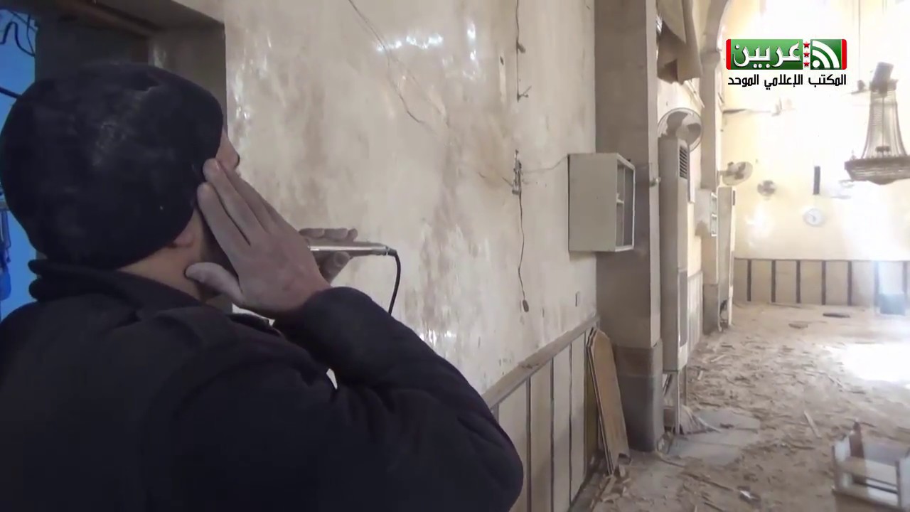 الغوطة الشرقية - نقل آذان الظهر من مسجد عربين الكبير بعد تعرضه للقصف 22-1-2018