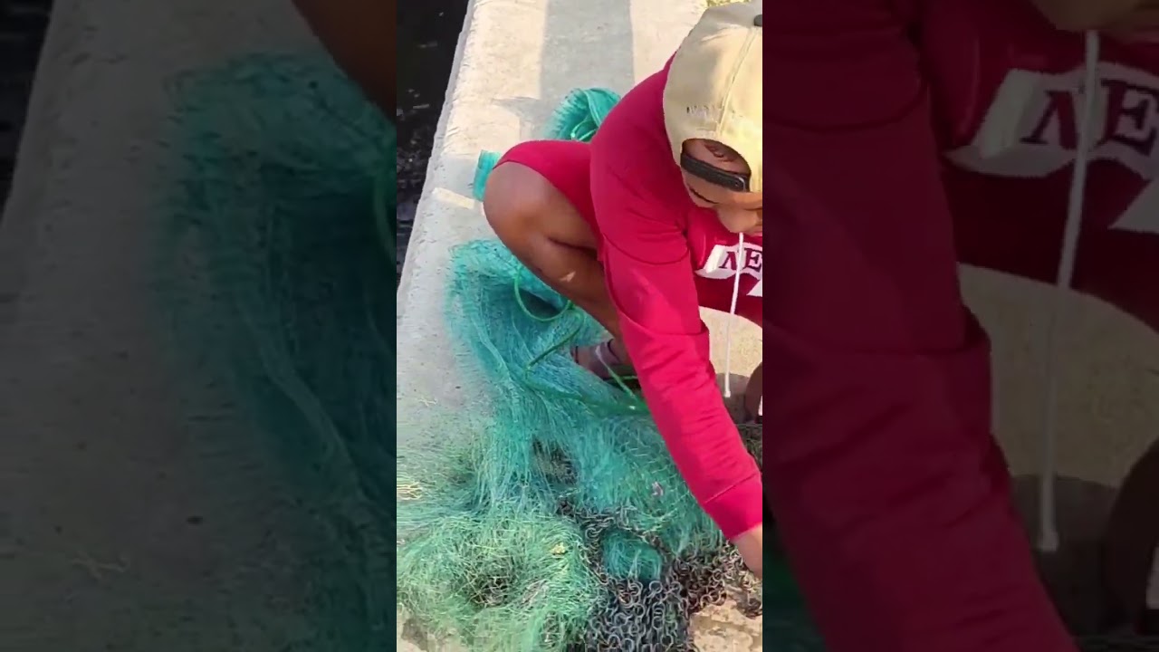 Jala ikan di bawah pintu air Bendung gerak dapat banyak ikan mahal