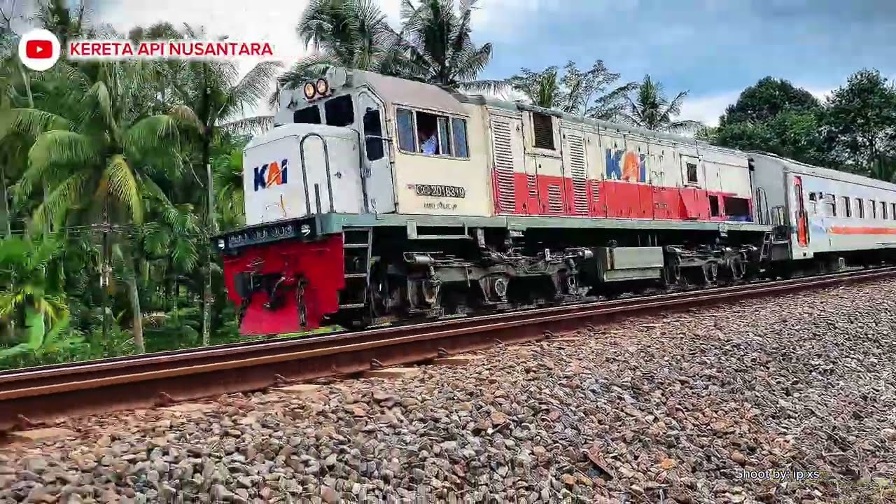 Kereta Panoramic melewati bukit