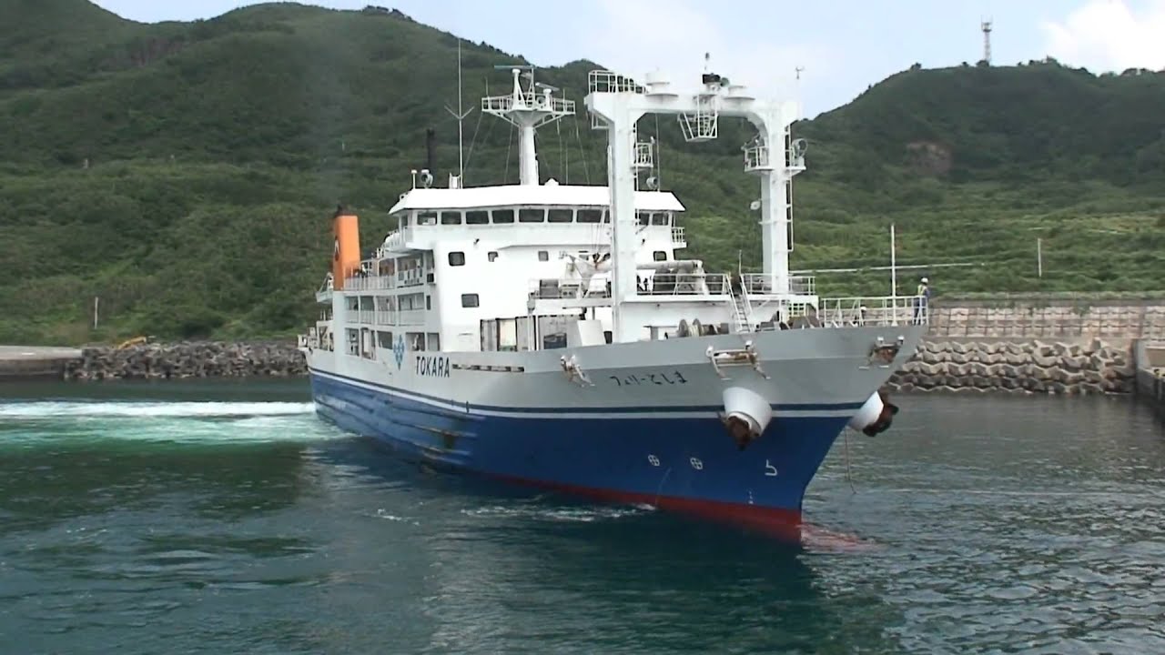 口之島西之浜港に入港するフェリーとしま(2009.7.6.上り便)