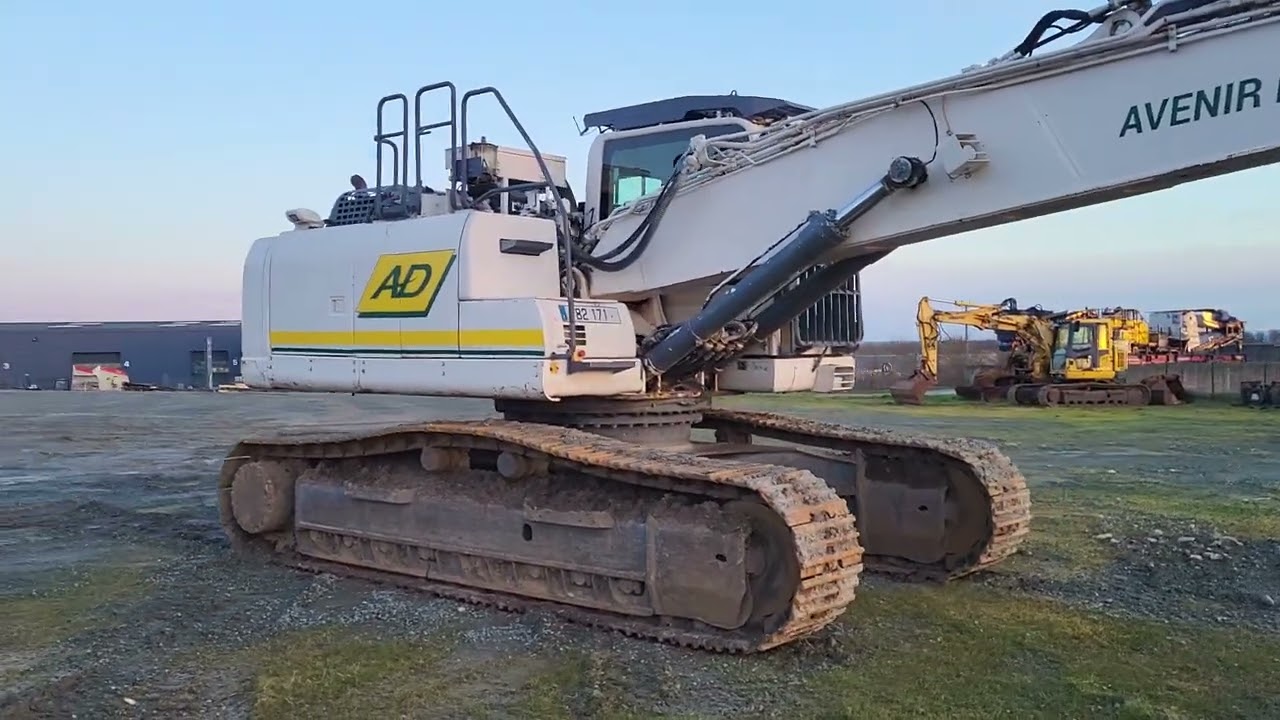 PC290NLCD-10 Walkaround