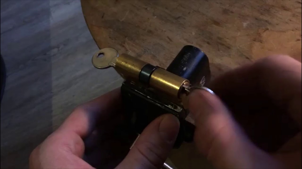 Porte fermée avec une clef dans la serrure.