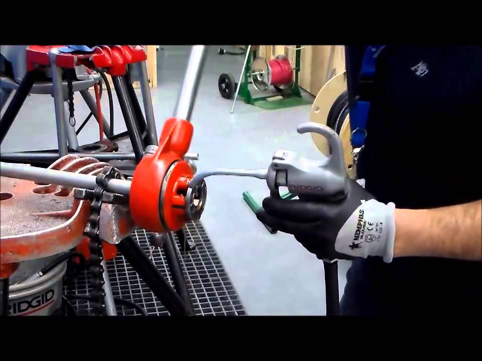 Ручная нарезка жесткой трубы