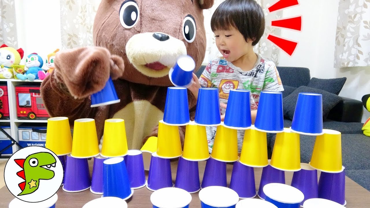 クマさんとカラフルな紙コップを使って大きなコップタワーを作ろう！トイキッズ