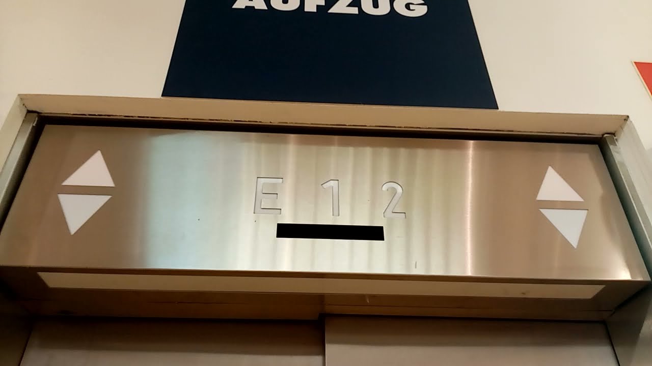 Modernisierter HiRo Aufzug bei Karstadt im Ruhrpark in Bochum.