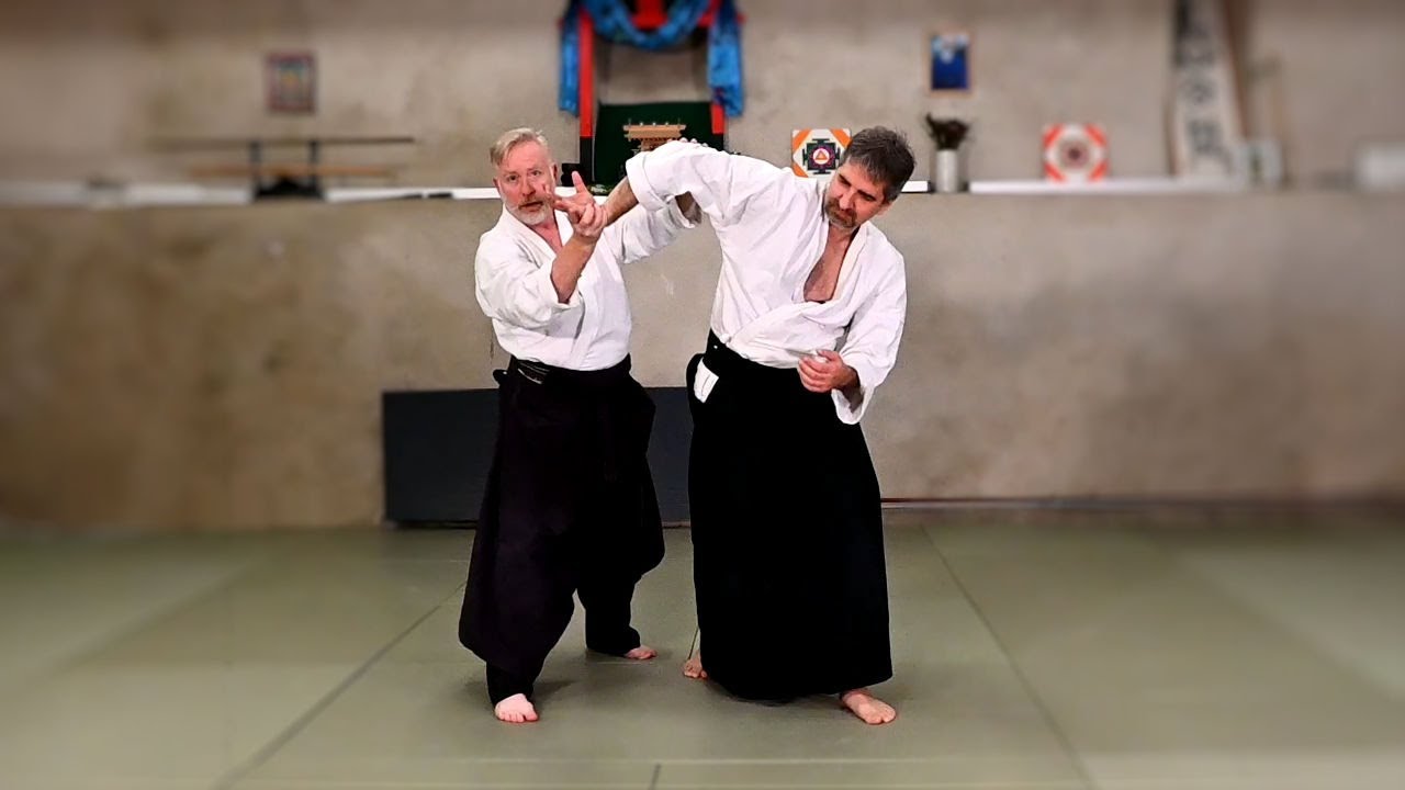 Kata-dori men-uchi nikyo omote waza - 肩取り面打ち二教表技