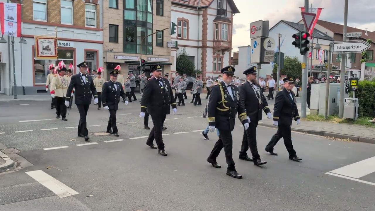 Sch&uuml;tzenzug zum Zugk&ouml;nigsabend im Festzelt Bedburg