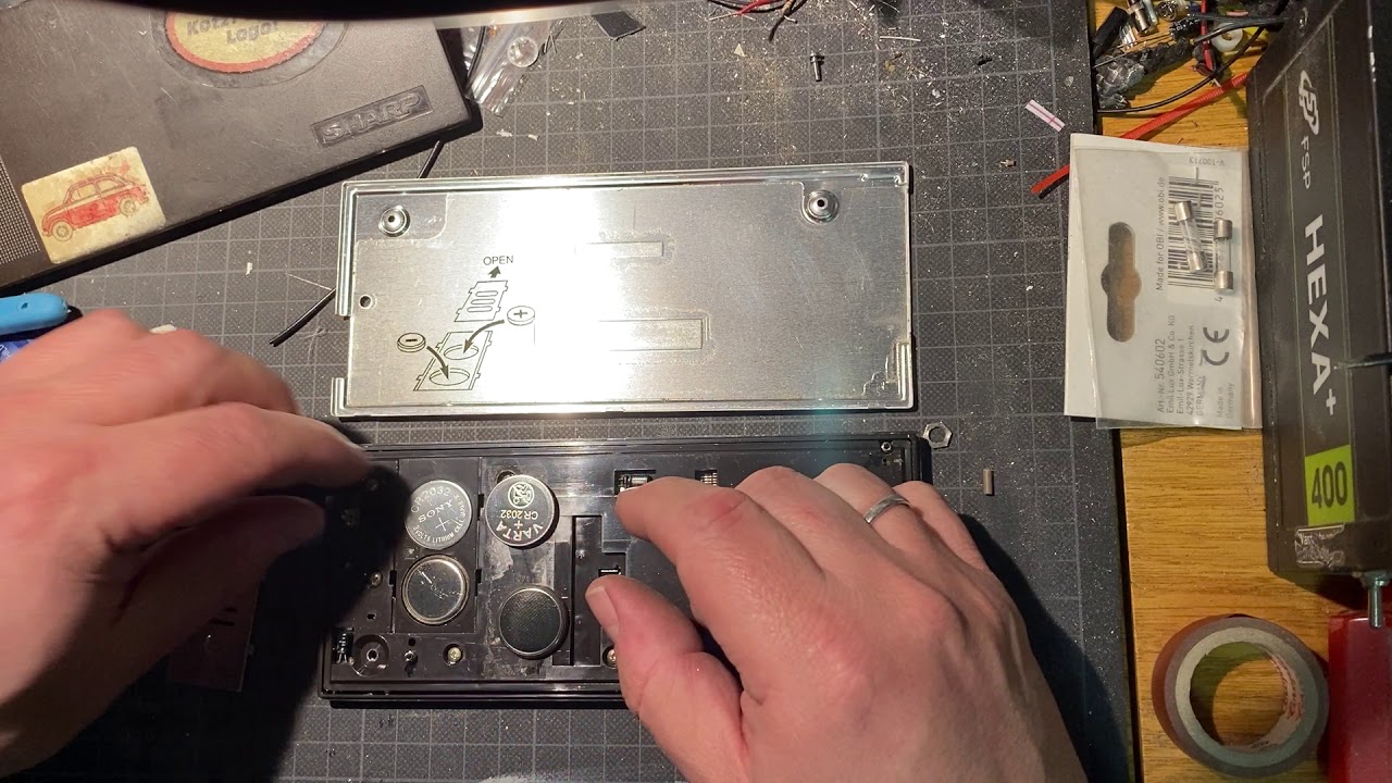 Komplett unspektakulär: Batteriewechsel beim Sharp PC-1403