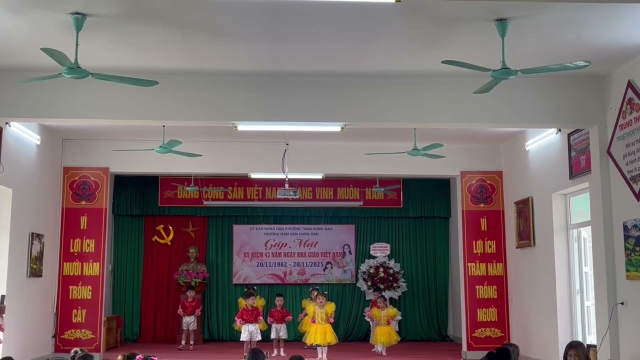 Ở nhà có mẹ ở trường có cô