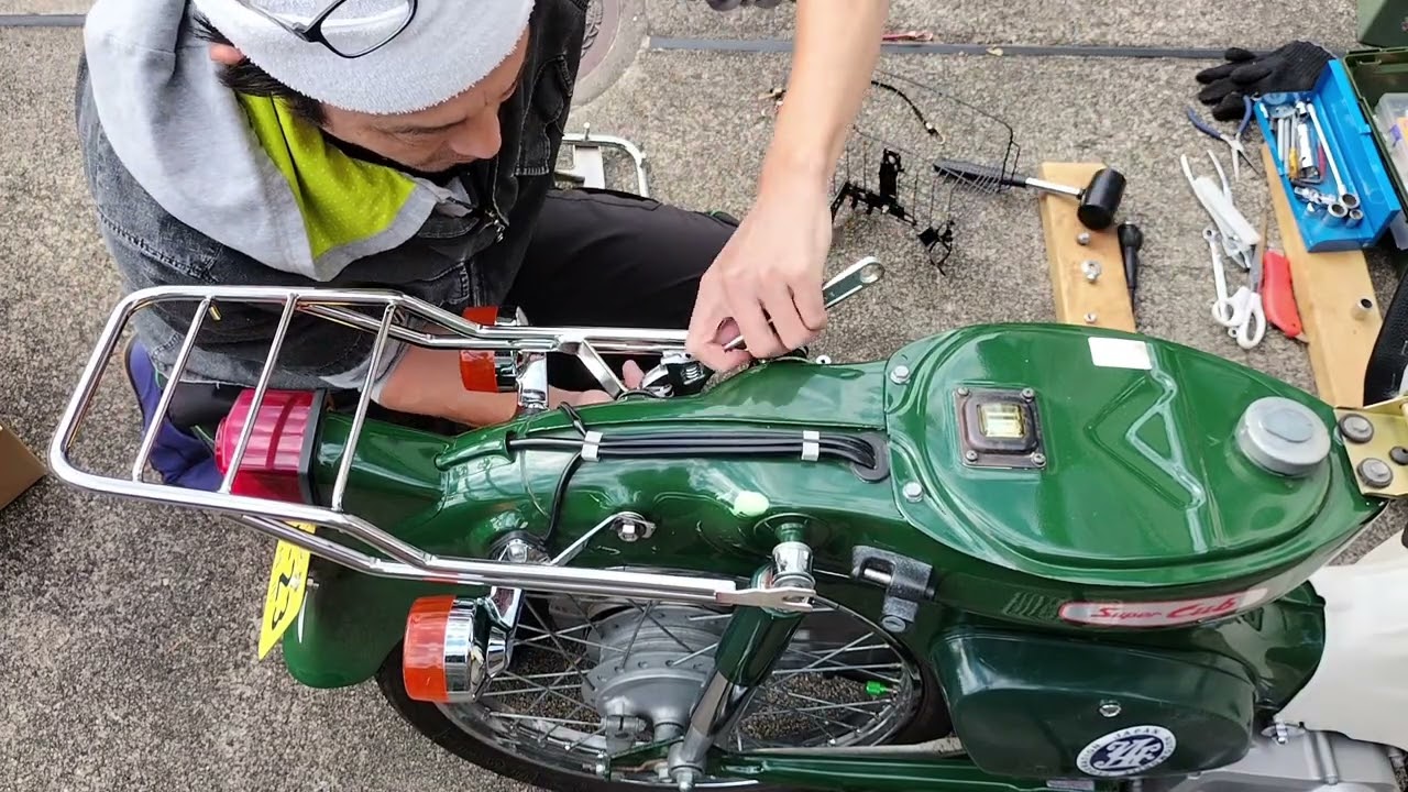 スーパーカブ特有 の [窮屈なポジション]改善にはシート交換と ダブルシート用のキャリアが押し!!積載量も復活しますョ♪