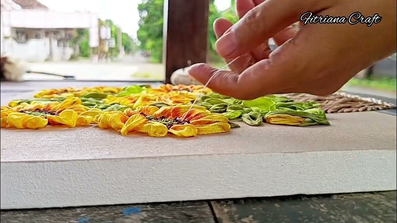 Sulam pita bunga matahari.tutorial membuat putik bunga Sulaman pita matahari dg Benang.