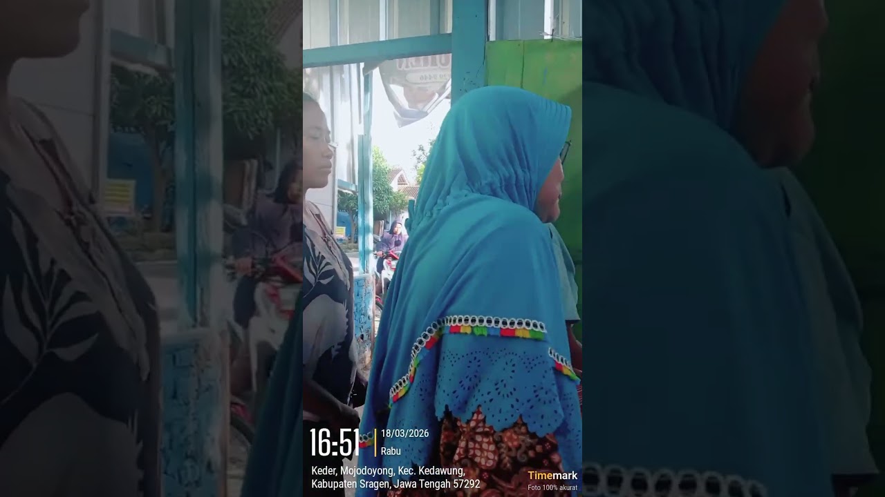 antri beli sayur soto habis gorengan habis ini warung laris banget ibunya super jaga sendiri