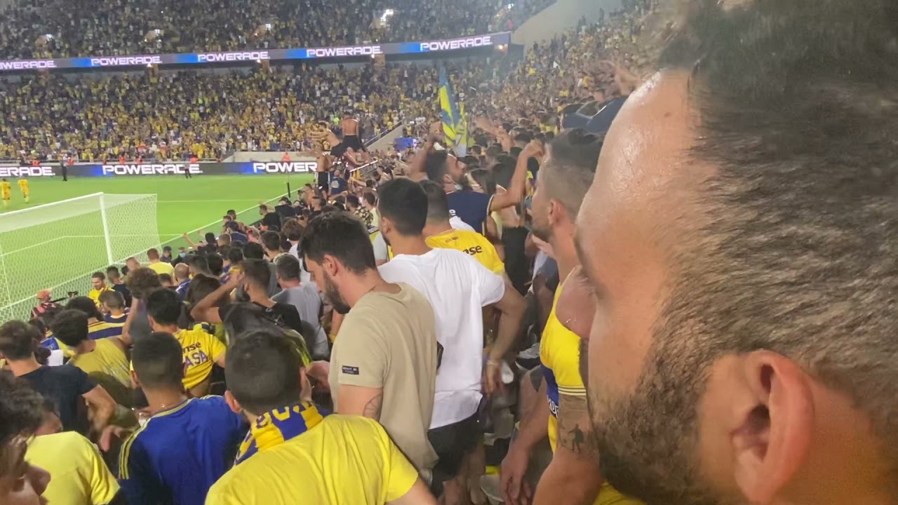 אוהדי מכבי תל אביב חוגגים בטירוף בסיום המשחק נגד מכבי חיפה